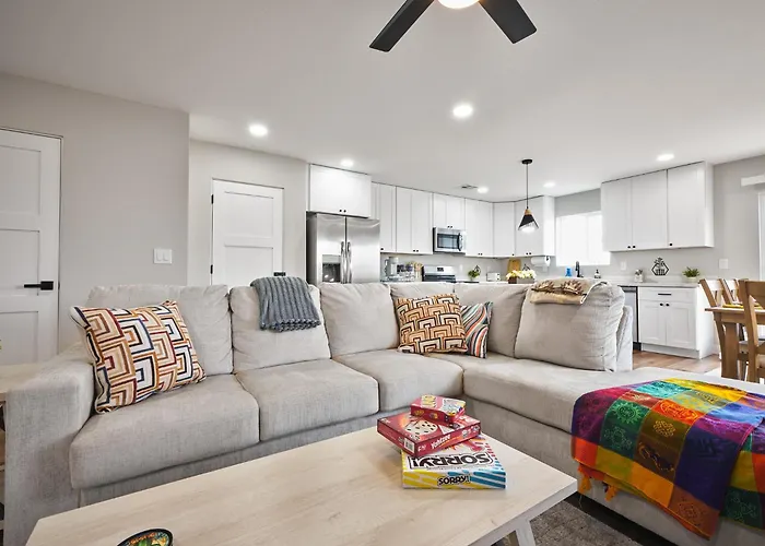 Modern Desert Retreat - 12 Min To Dt & Airport Apartment *