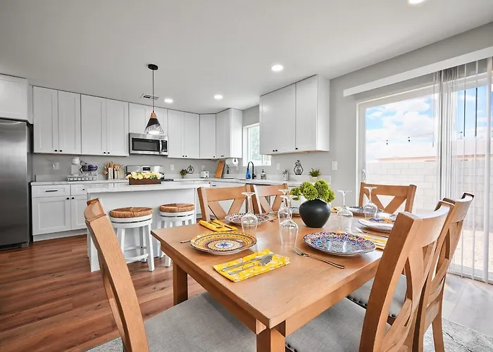 Modern Desert Retreat - 12 Min To Dt & Airport Apartment *