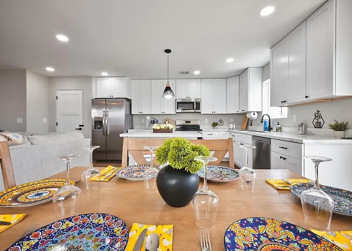 Modern Desert Retreat - 12 Min To Dt & Airport Apartment