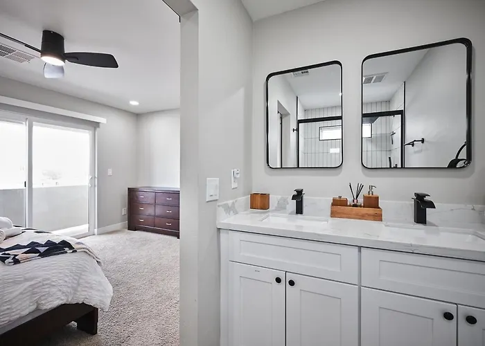 Modern Desert Retreat - 12 Min To Dt & Airport Apartment