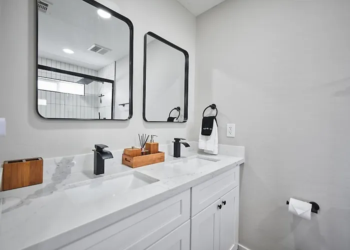 Modern Desert Retreat - 12 Min To Dt & Airport Apartment