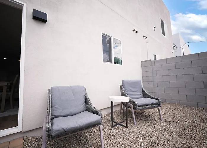 Modern Desert Retreat - 12 Min To Dt & Airport Apartment